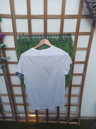 Camiseta Bershka Blanca Facts