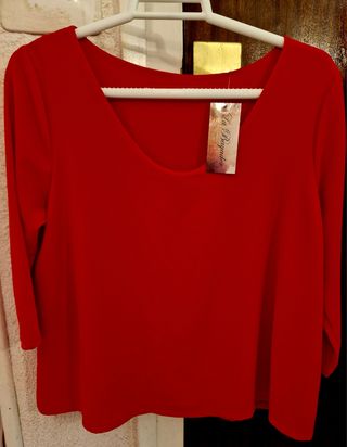 LOTE
Blusas marfil XXL
Blusas rojas talla XXL