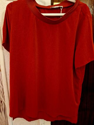 LOTE
Blusas marfil XXL
Blusas rojas talla XXL