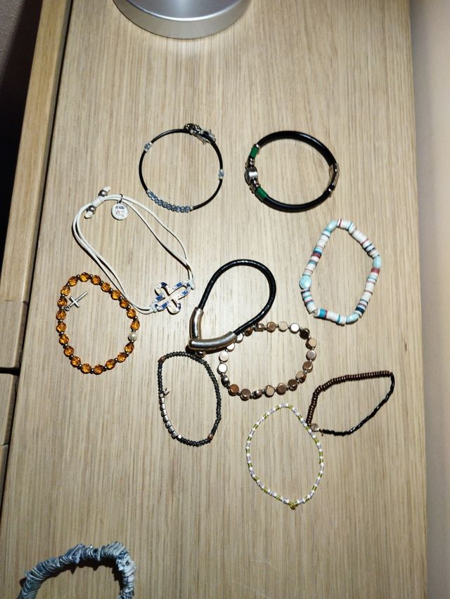 Conjunto de várias pulseiras