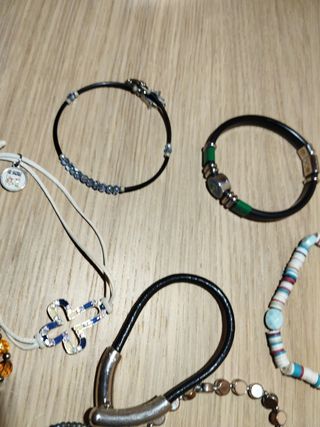 Lote de pulseras variadas