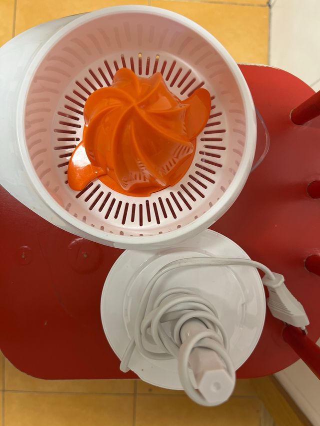Exprimidor Eléctrico Naranja y Blanco
