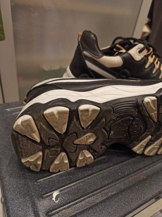 Zapatillas Wamba negras y blancas 
Talla 41