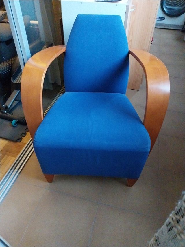 Butacón azul con brazos de madera