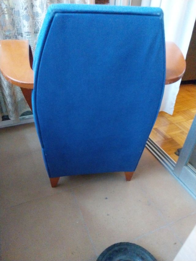 Butacón azul con brazos de madera