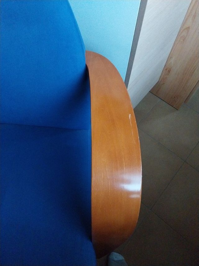 Butacón azul con brazos de madera