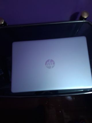 Ordenador portátil HP plateado