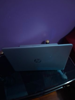 Ordenador portátil HP plateado