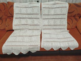 Dos cortinas de ganchillo blancas