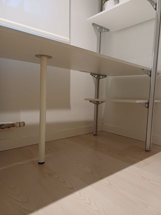 Escritorio blanco para estudio o despacho