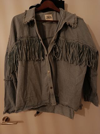 Camisa de entretiempo con flecos