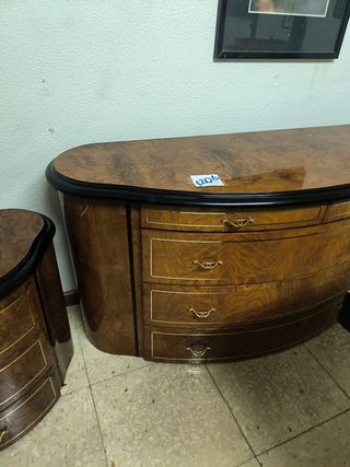 Cómoda y mesitas de noche a juego