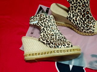 Zapatos de cuña con estampado de leopardo