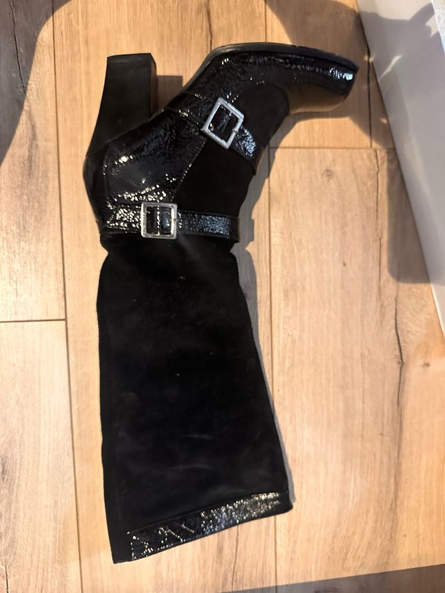 Botas altas negras con hebillas