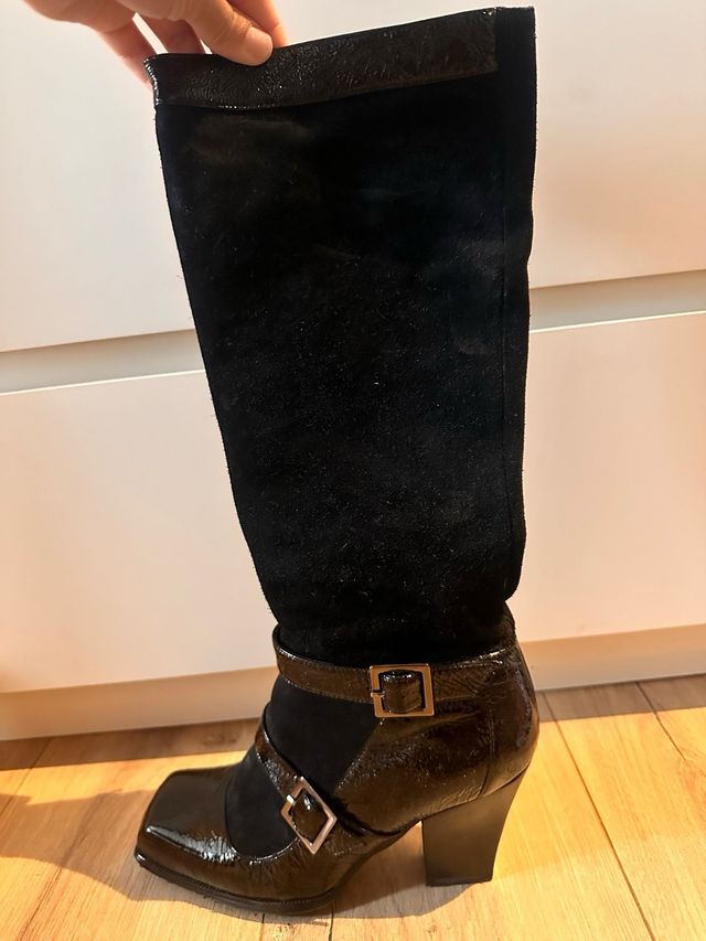 Botas altas negras con hebillas