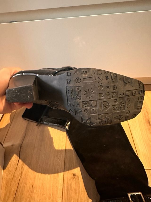 Botas altas negras con hebillas