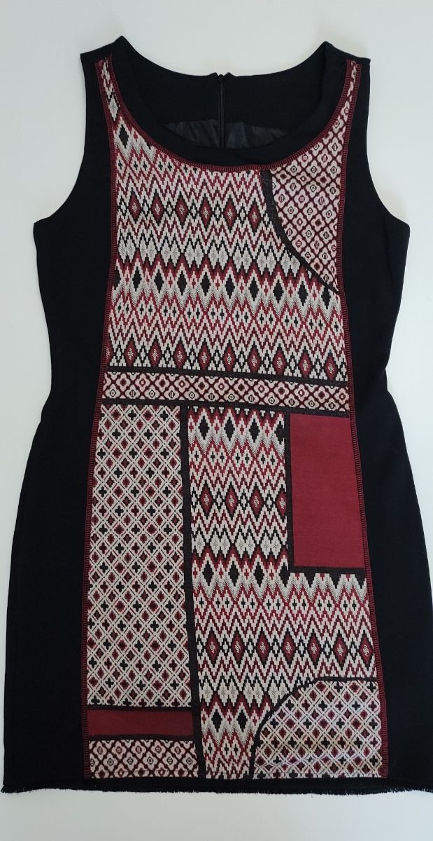 Vestido Negro con Estampado Geométrico Desigual