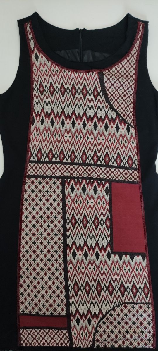 Vestido Negro con Estampado Geométrico Desigual