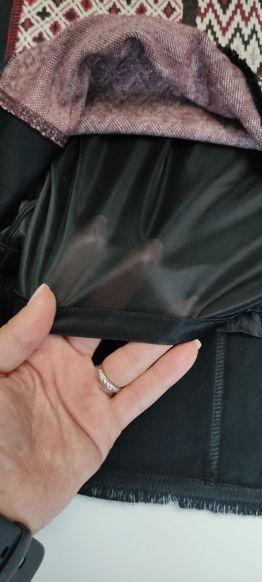 Vestido Negro con Estampado Geométrico Desigual