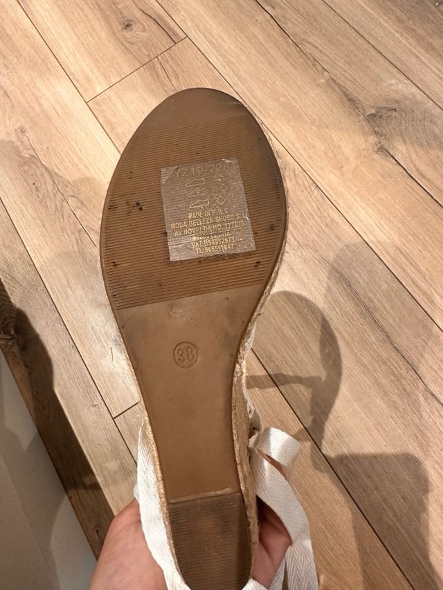 Cuñas blancas de esparto con lazada