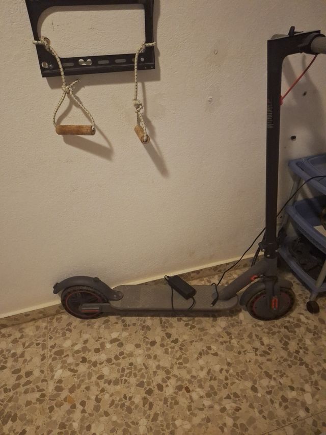 Patinete eléctrico gris