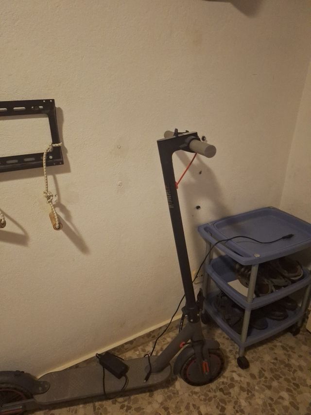 Patinete eléctrico gris