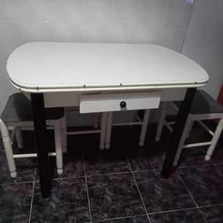 Mesa de cocina blanca con 4 taburetes