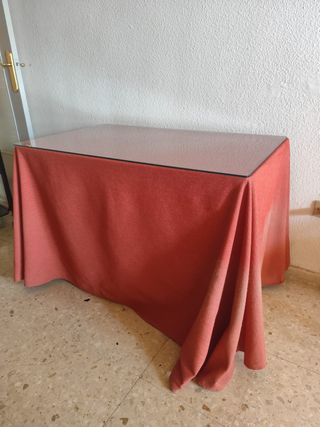 Mesa camilla con cristal y tela roja