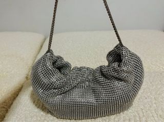 Bolso de mano plateado con cadena
