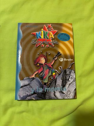Kika Superbruja y la momia (Spanish Edition)