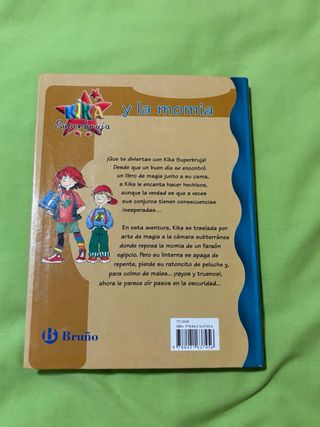 Kika Superbruja y la momia (Spanish Edition)