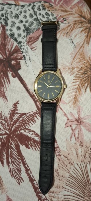Reloj de pulsera negro y dorado