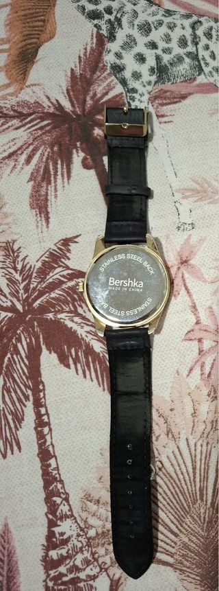 Reloj de pulsera negro y dorado