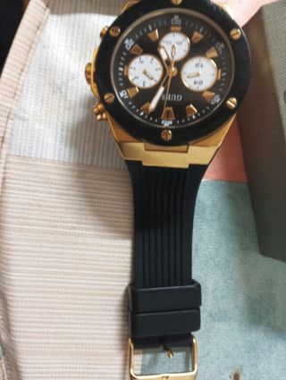 Reloj Guess Dorado y Negro