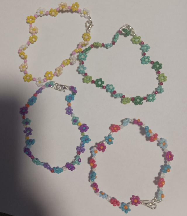 Pulseras hechas a mano con forma de flores