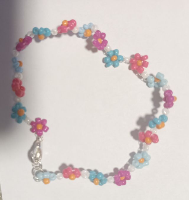 Pulseras hechas a mano con forma de flores