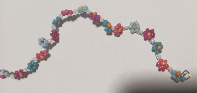 Pulseras hechas a mano con forma de flores