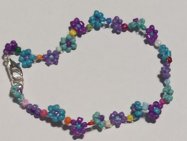 Pulseras hechas a mano con forma de flores