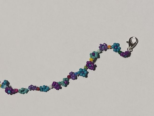 Pulseras hechas a mano con forma de flores