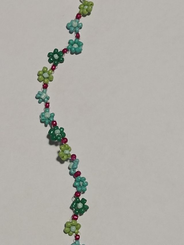 Pulseras hechas a mano con forma de flores