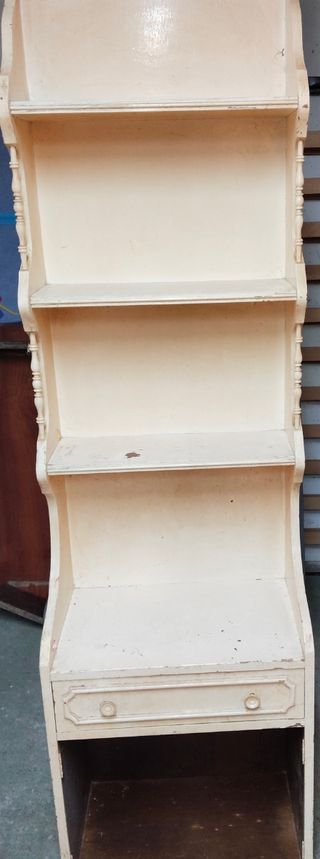 Armario de madera amarillo