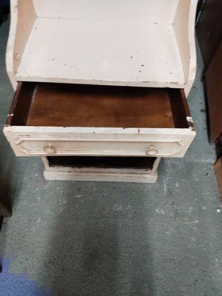 Armario de madera amarillo