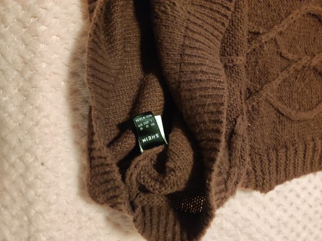 Chaleco de punto marrón con rombos