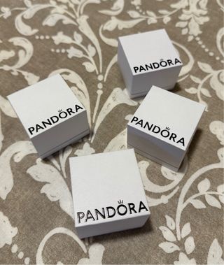 Cajas Pandora Blancas, Blancas y rosas