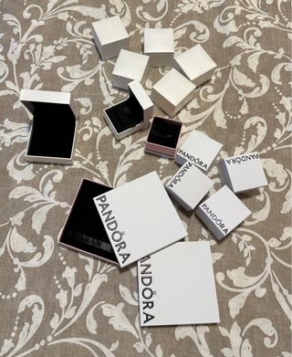 Cajas Pandora Blancas, Blancas y rosas