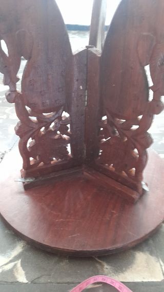 Mesa auxiliar madera tallada oscura