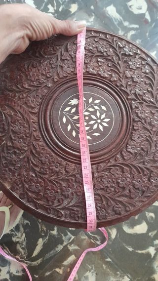 Mesa auxiliar madera tallada oscura