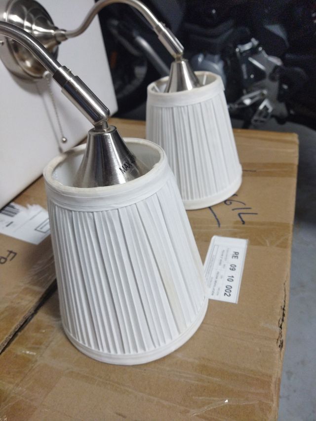 Apliques de pared plateados con pantalla blanca