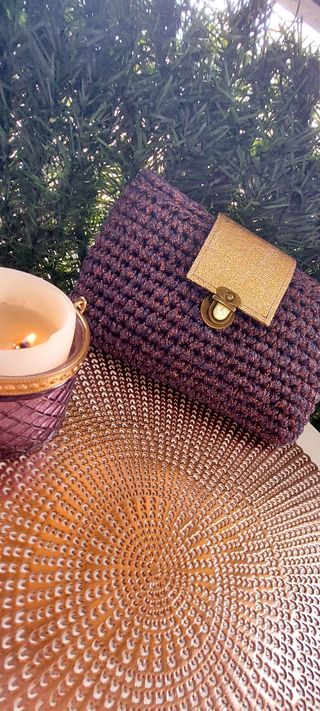 Bolso de mano crochet dorado y morado