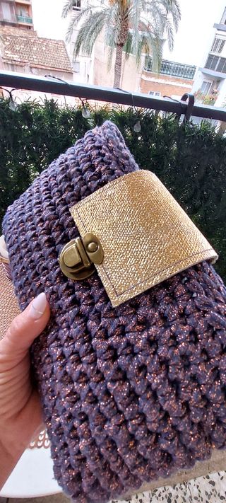 Bolso de mano crochet dorado y morado